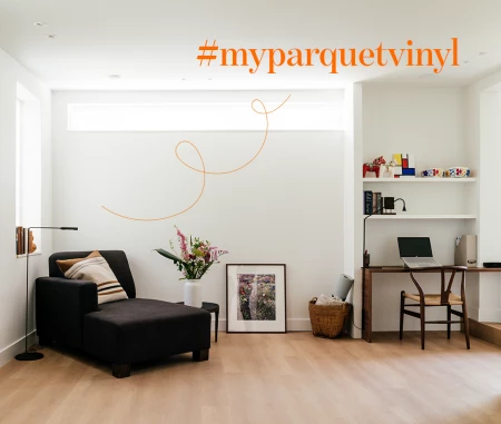 Gerenoveerde woning met een strak wit interieur en een vinylvloer met houtlook