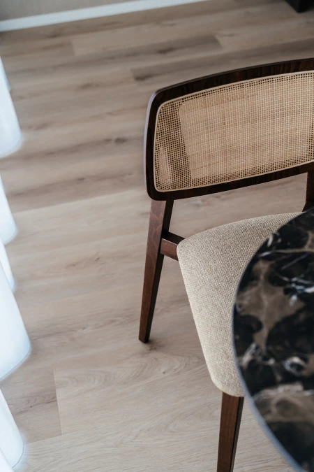 Photo de dĂÂ©tail d'une chaise et d'une table ĂÂ  l'intĂÂ©rieur du Parkhotel Kortrijk