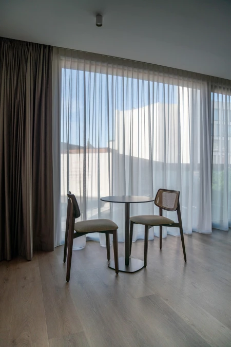 Table de dĂÂ©jeuner dans la chambre d'hĂÂ´tel